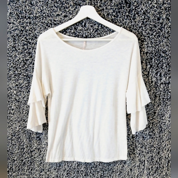 Poof! Tops - 💚5/$25 Poof! White Tiered Bell Sleeve Cotyon Blend Top Size Small